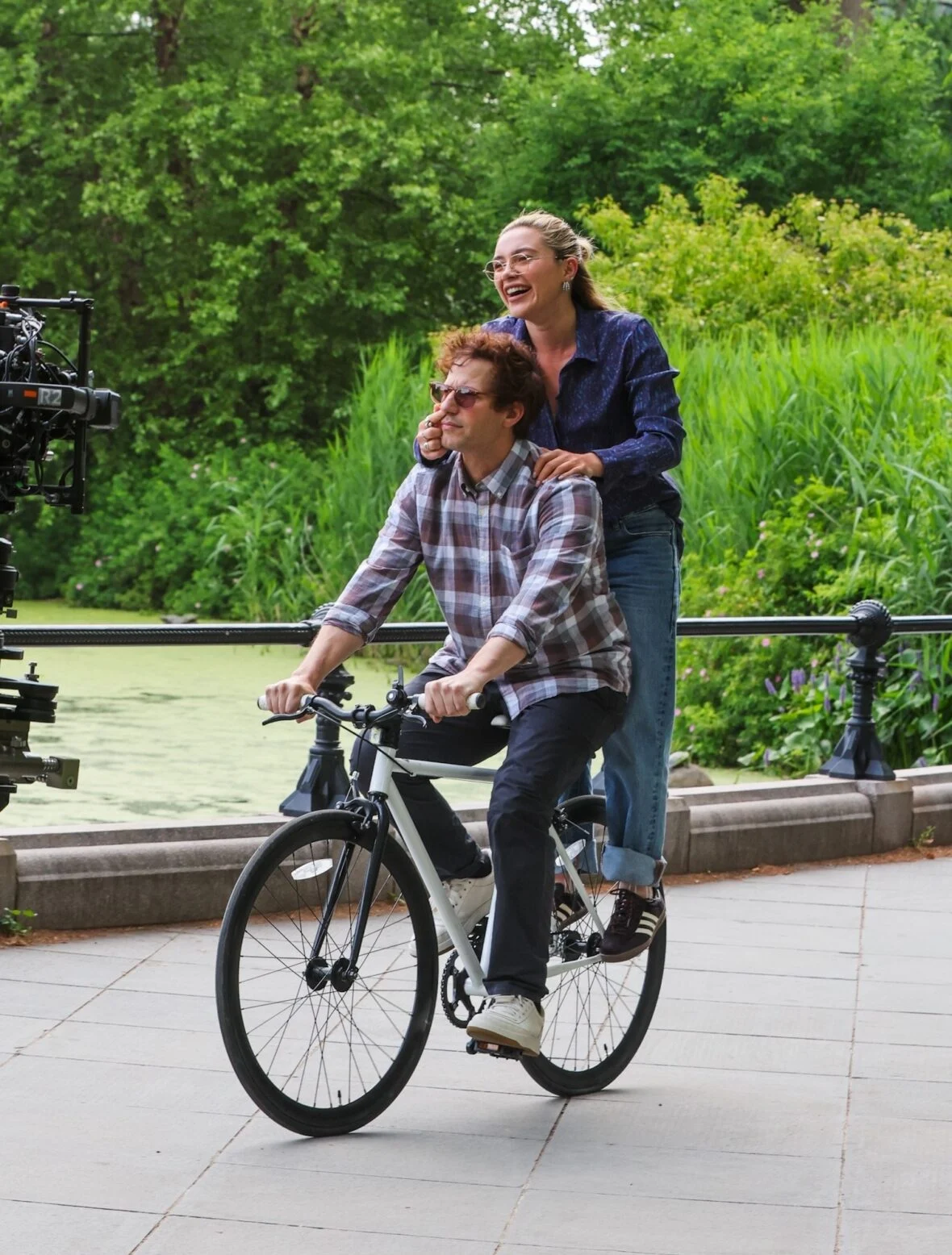Florence Pugh e Andy Samberg filmando um novo filme 42,6 anos no Central Park
