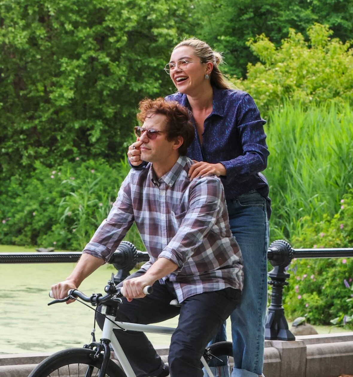 Florence Pugh e Andy Samberg filmando um novo filme 42,6 anos no Central Park