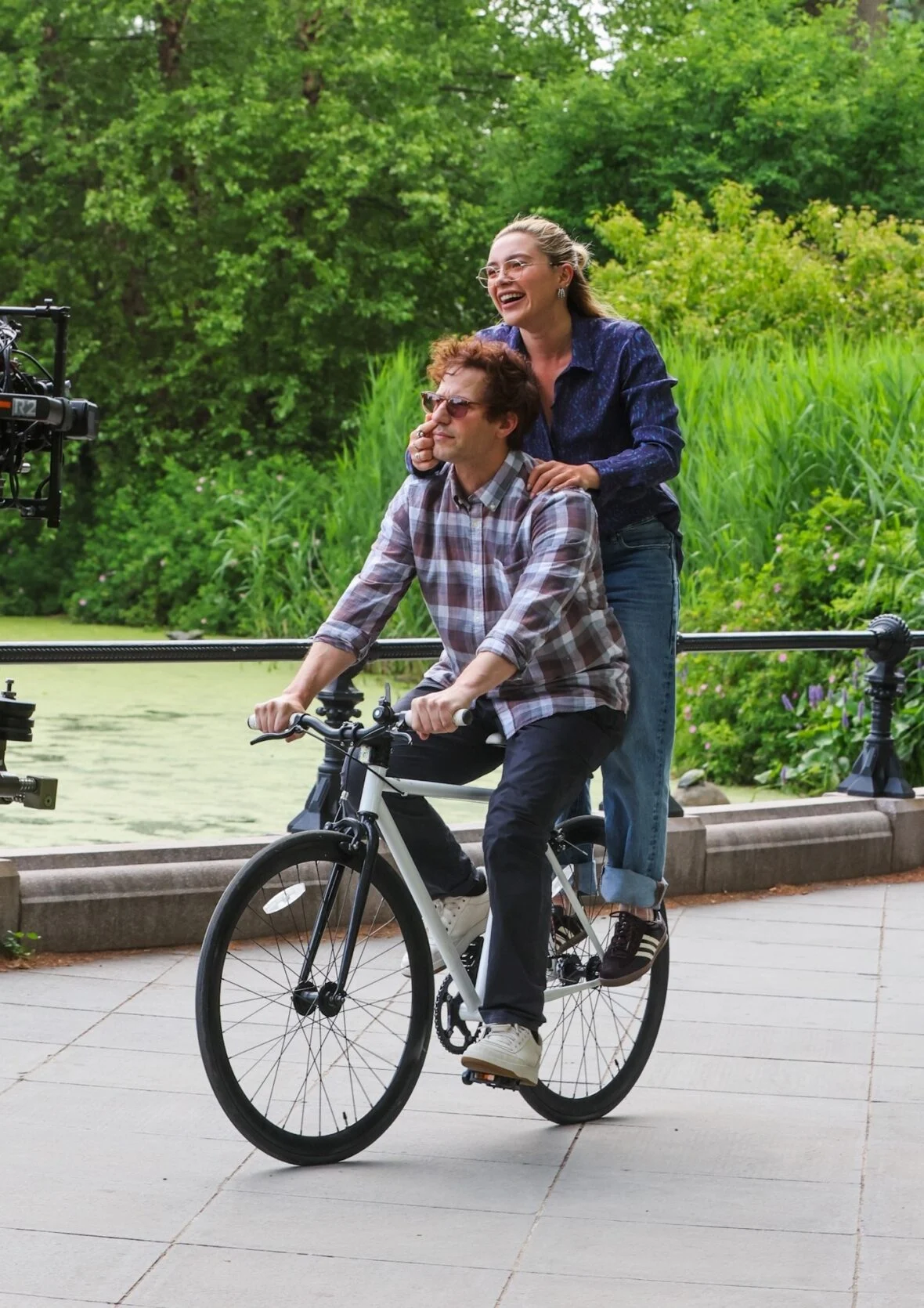 Florence Pugh e Andy Samberg filmando um novo filme 42,6 anos no Central Park