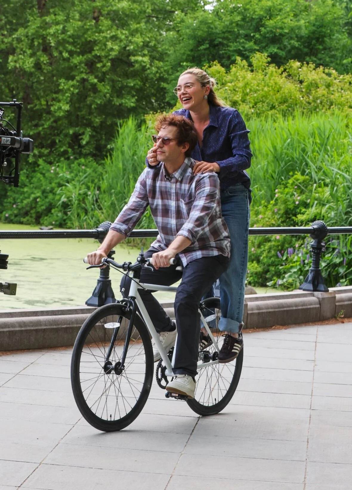 Florence Pugh e Andy Samberg filmando um novo filme 42,6 anos no Central Park