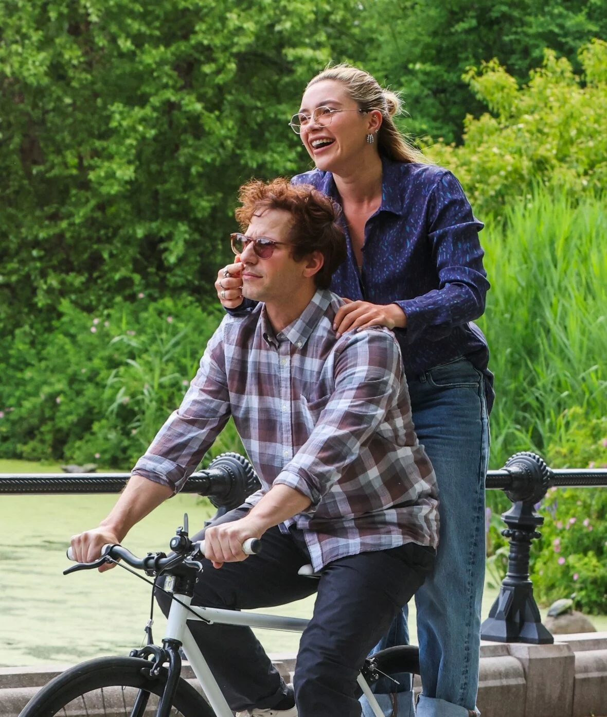 Florence Pugh e Andy Samberg filmando um novo filme 42,6 anos no Central Park