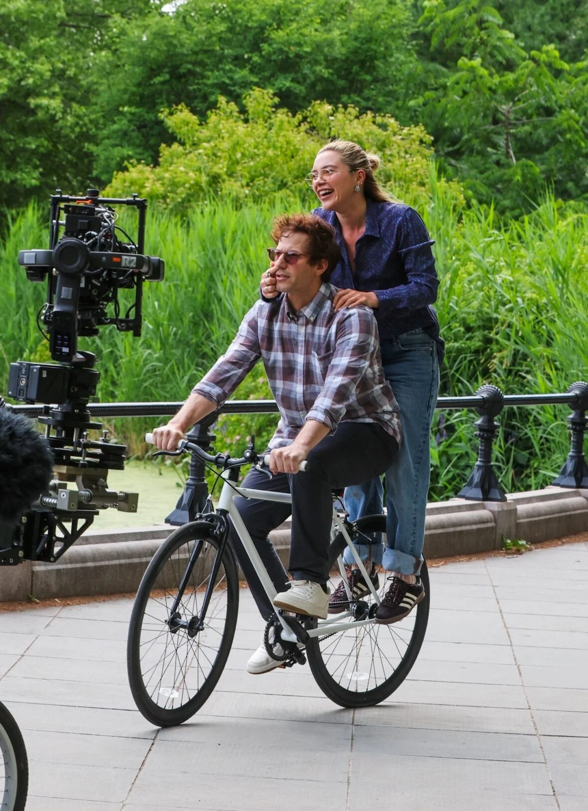 Florence Pugh e Andy Samberg filmando um novo filme 42,6 anos no Central Park