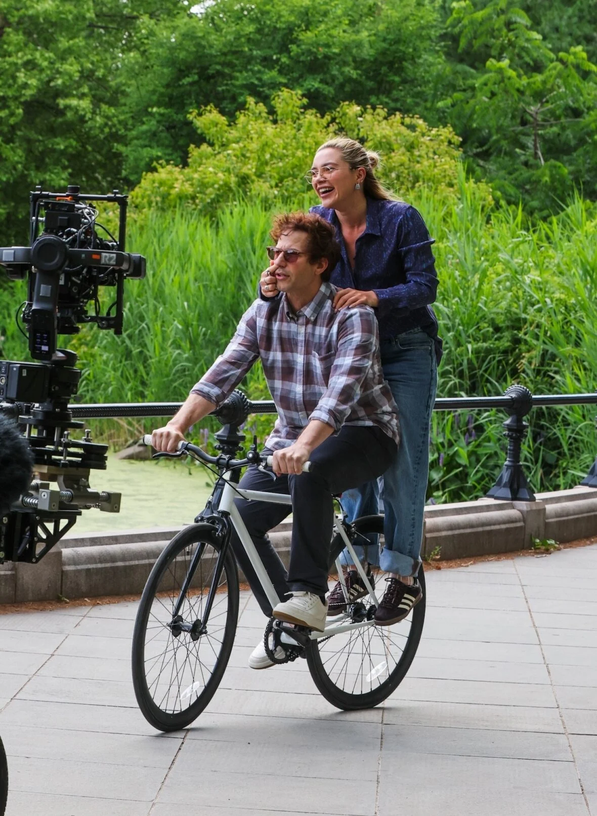 Florence Pugh e Andy Samberg filmando um novo filme 42,6 anos no Central Park