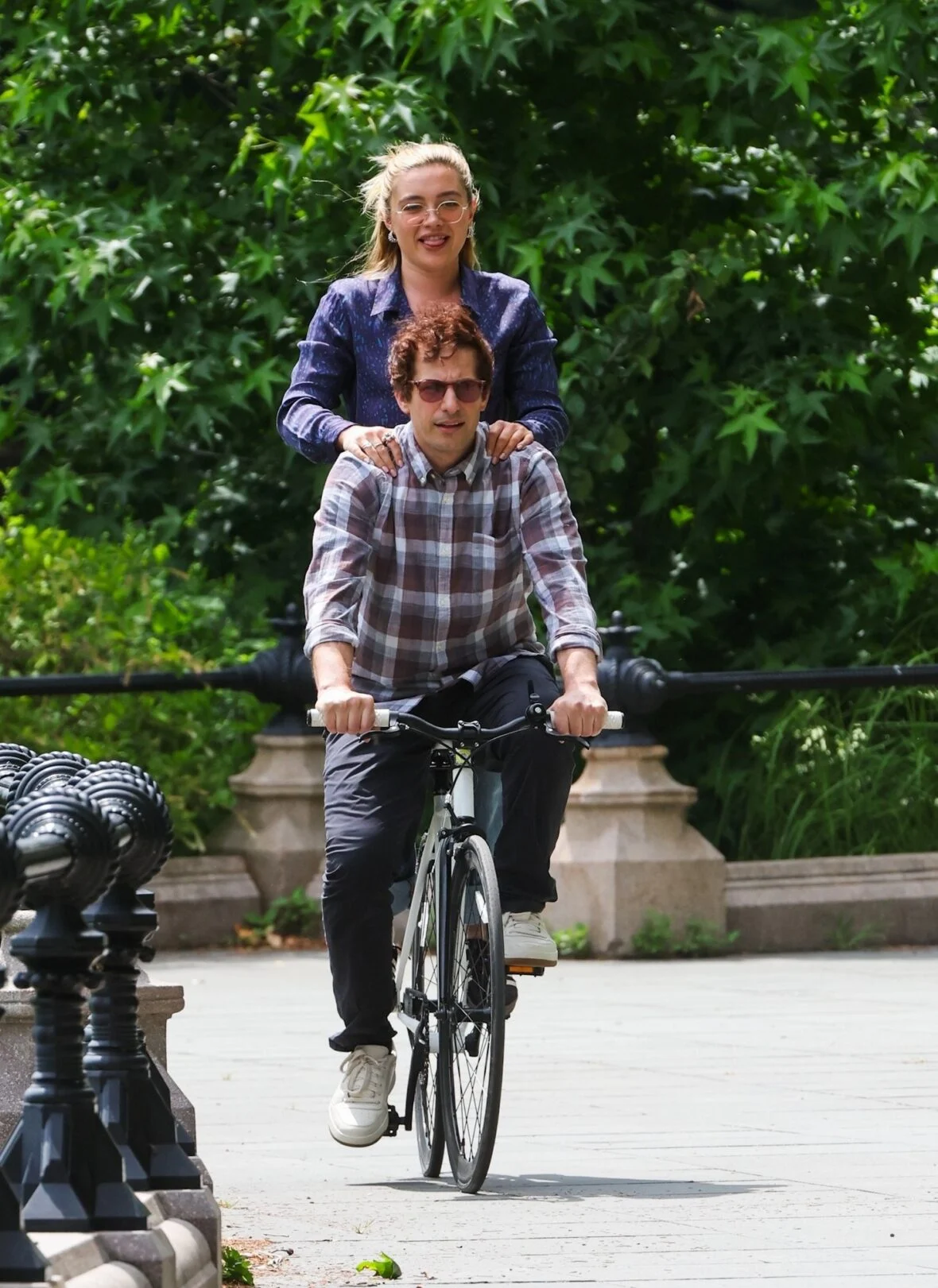 Florence Pugh e Andy Samberg filmando um novo filme 42,6 anos no Central Park