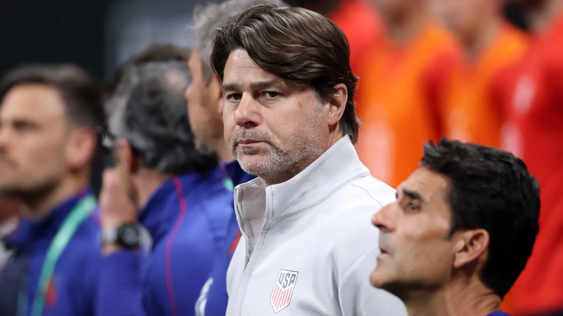 O técnico da USMNT, Mauricio Pochettino, observa antes