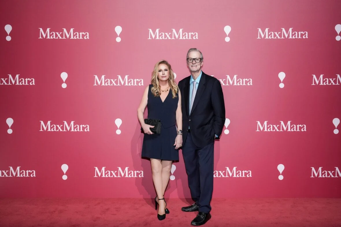 Kathy e Rick Hilton posam no desfile de moda Max Mara em Xangai