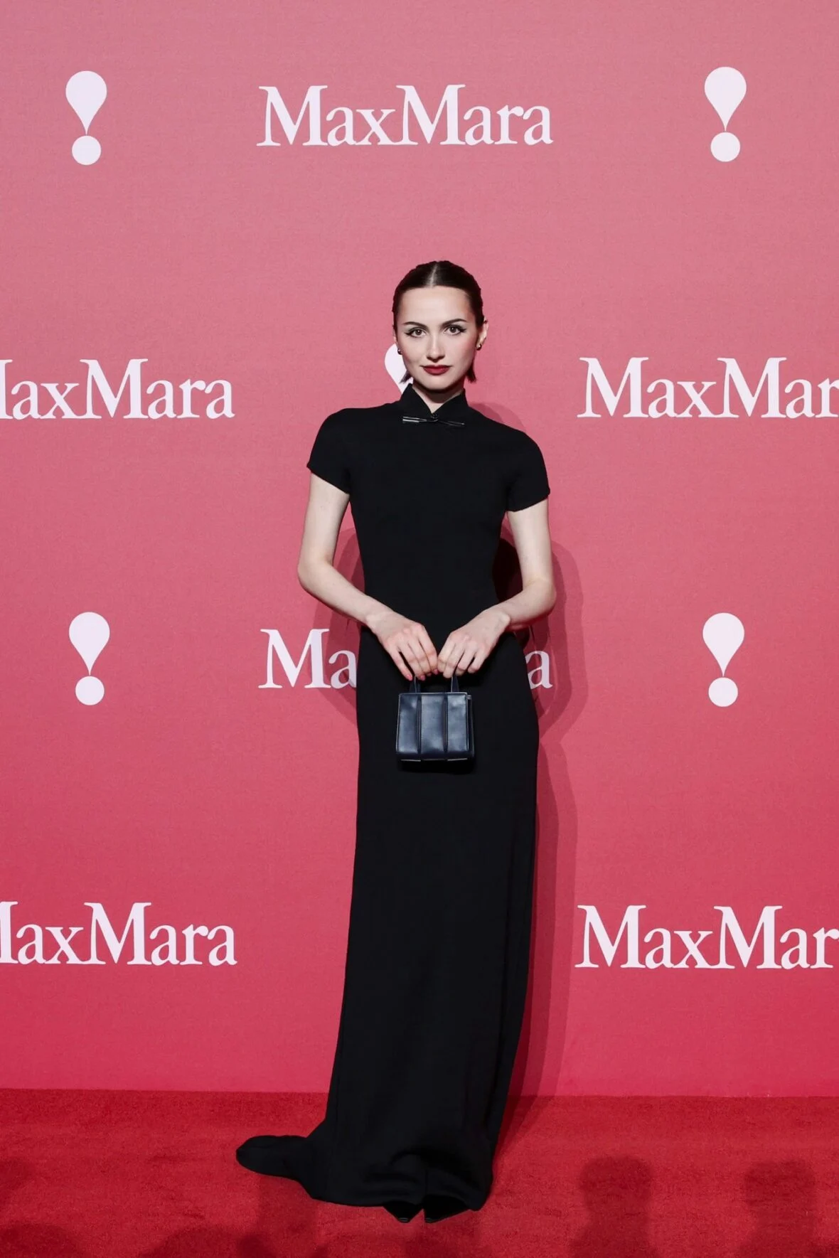Maude Apatow posa no desfile Max Mara em Xangai