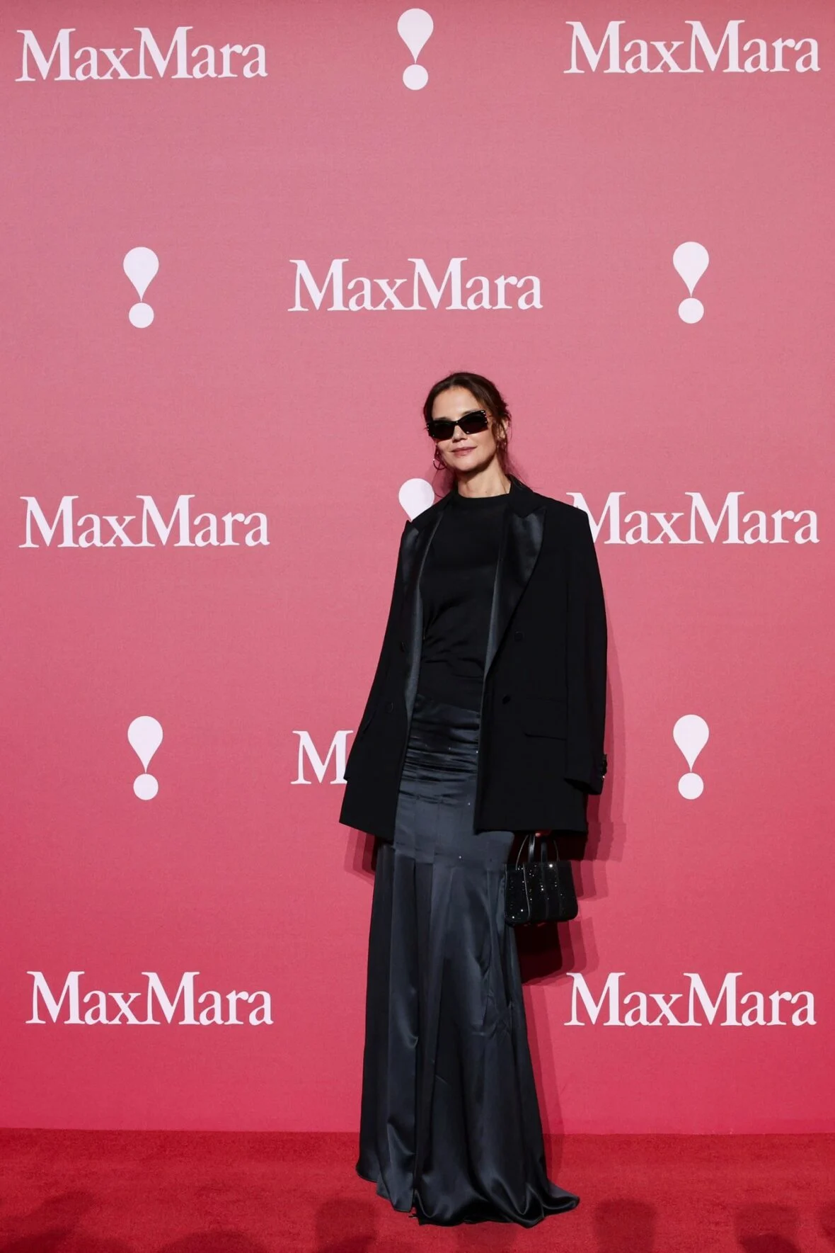 Katie Holmes posa no desfile de moda Max Mara em Xangai