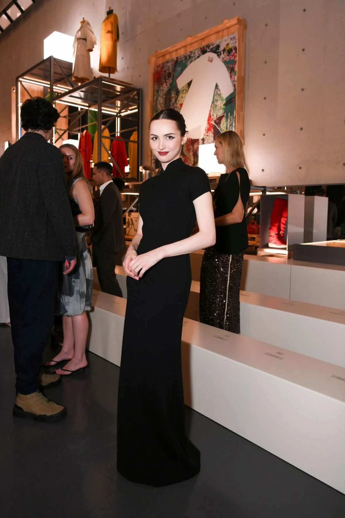 Maude Apatow posa no desfile Max Mara em Xangai