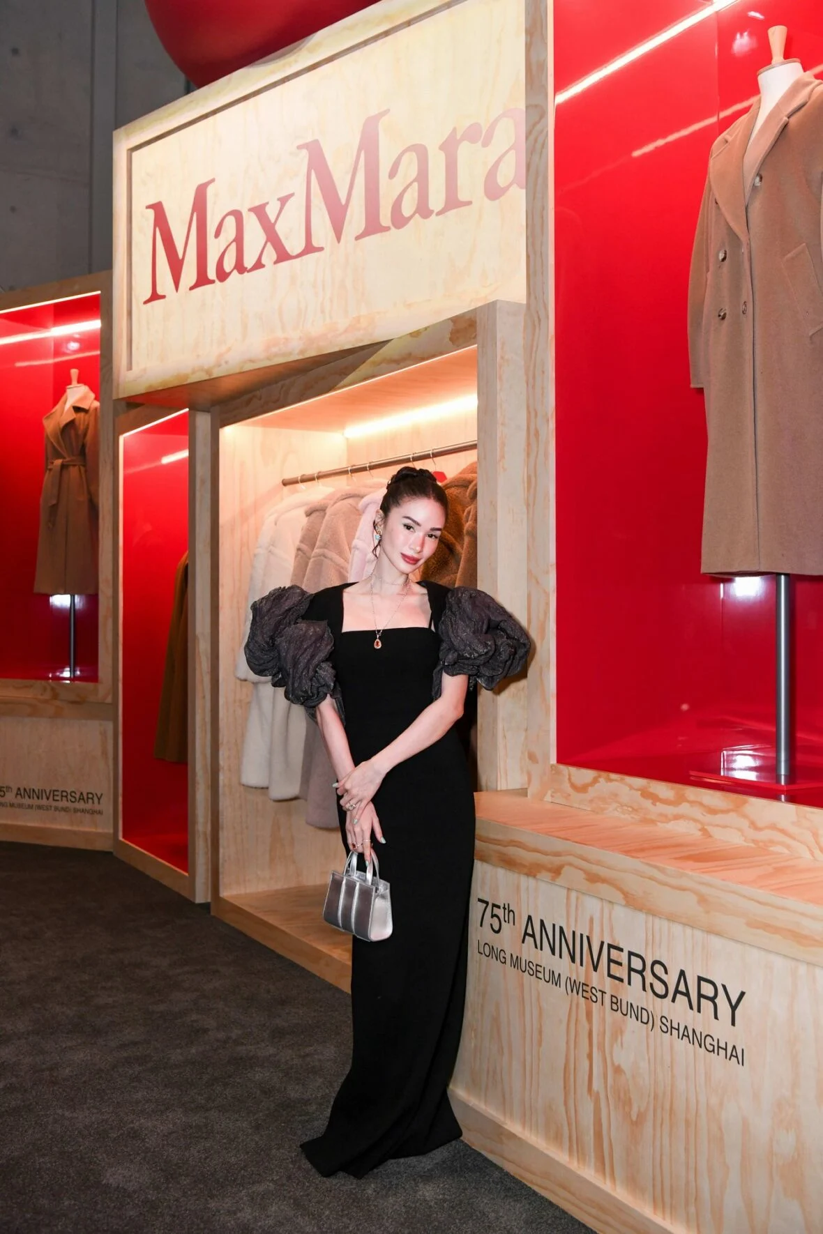 Heart Evangelista posa no desfile Max Mara em Xangai