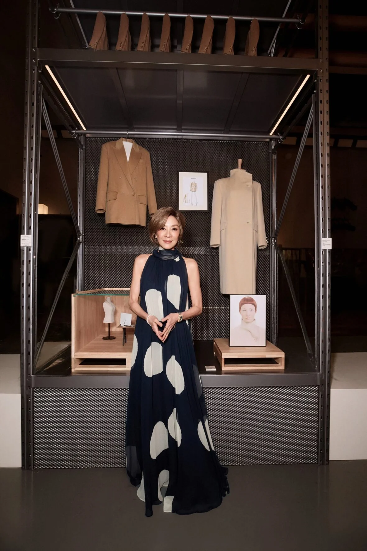 Michelle Yeoh posa no desfile de moda Max Mara em Xangai