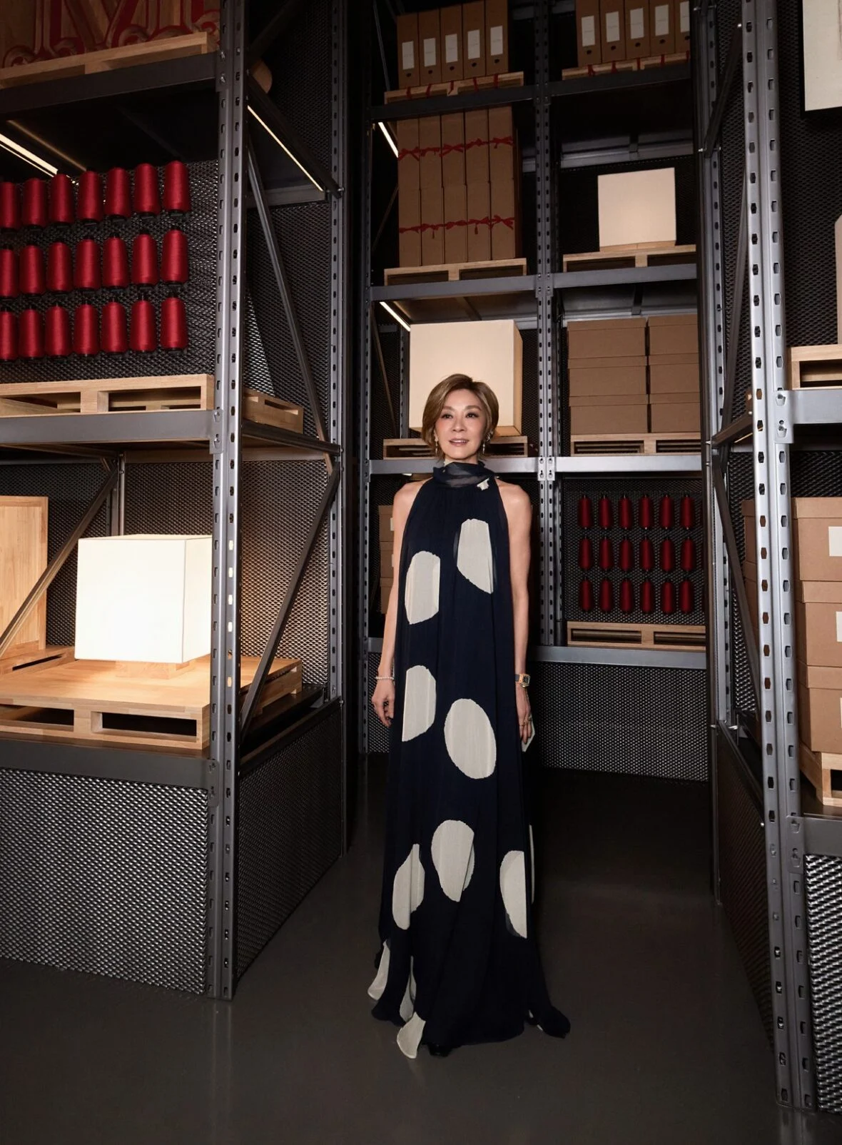 Michelle Yeoh posa no desfile de moda Max Mara em Xangai