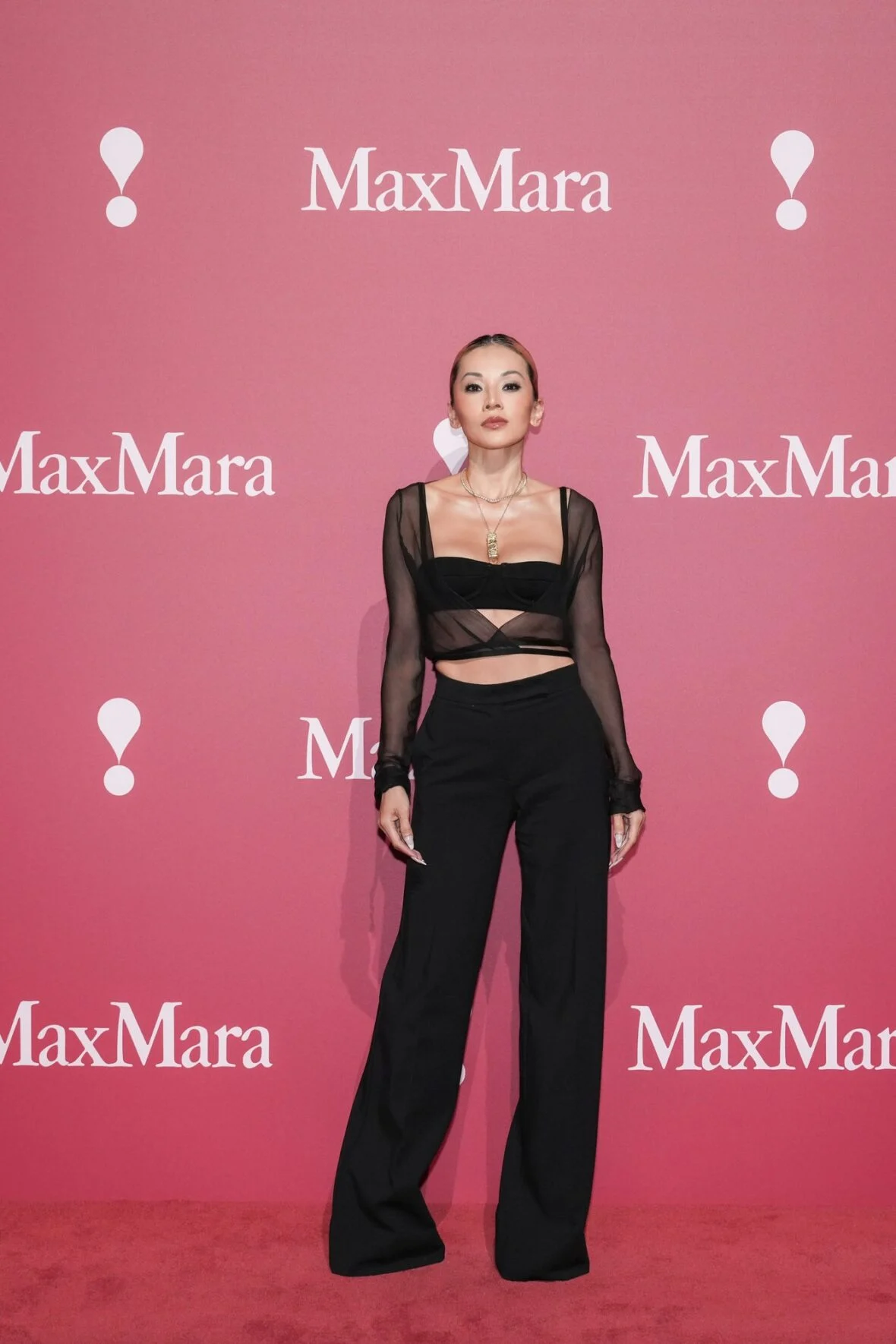 Tina Leung posa no desfile Max Mara em Xangai