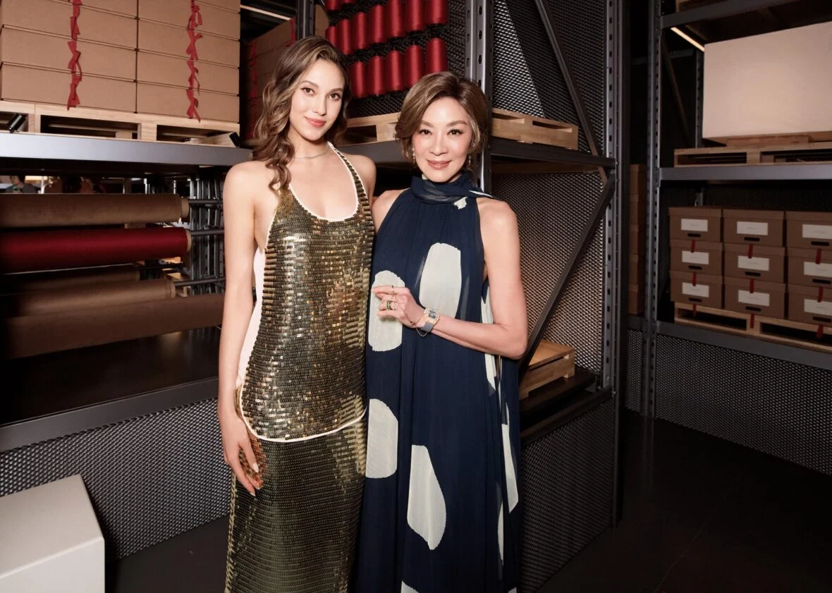 Eileen Gu e Michelle Yeoh posam no desfile da Max Mara em Xangai