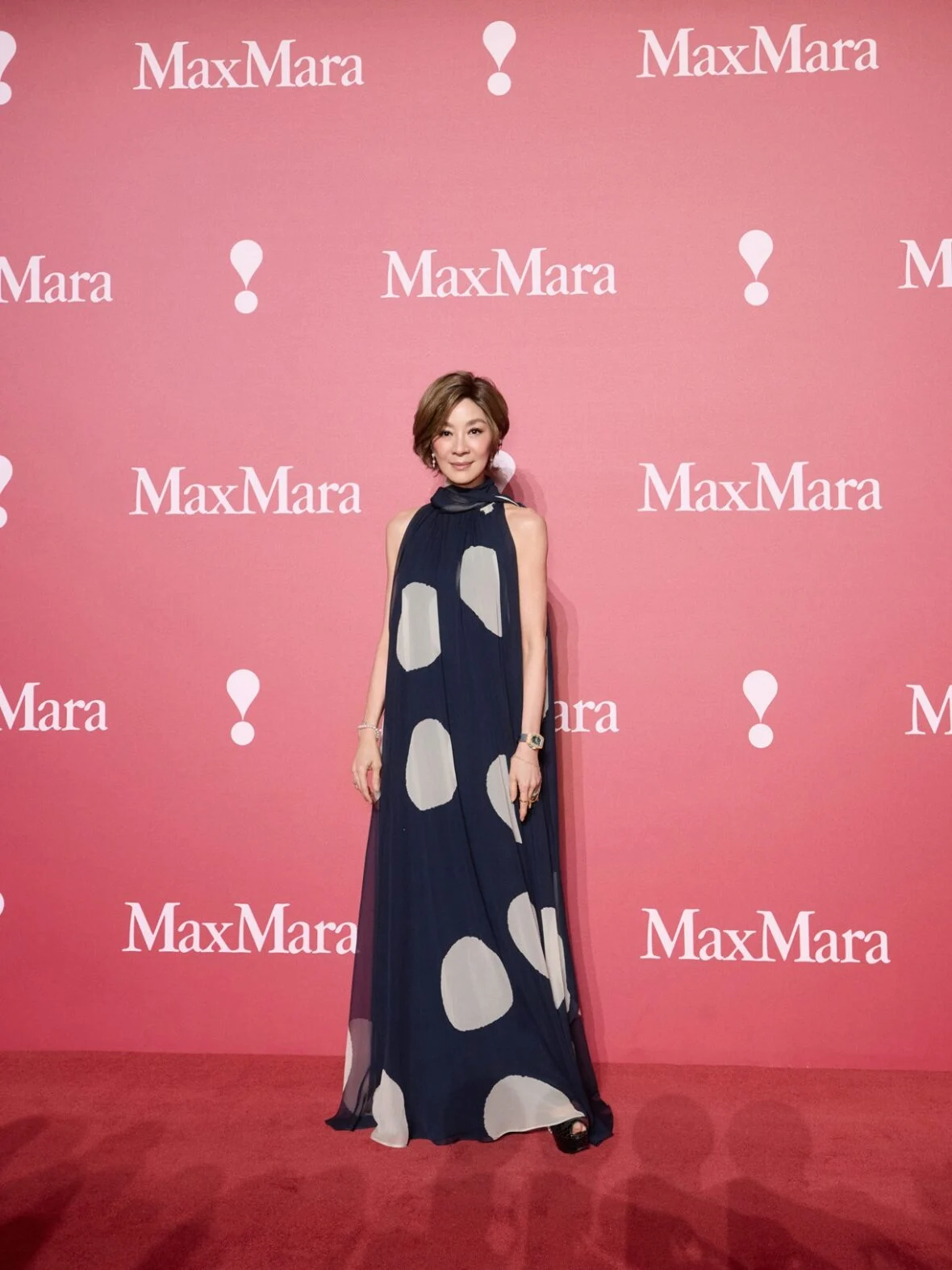 Michelle Yeoh posa no desfile de moda Max Mara em Xangai
