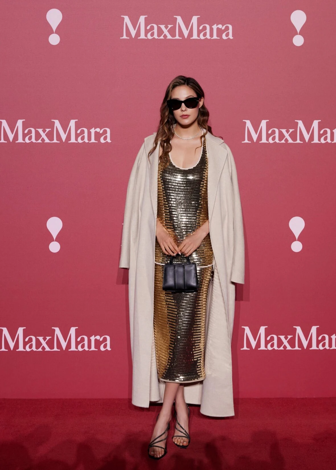 Eileen Gu posa no desfile Max Mara em Xangai