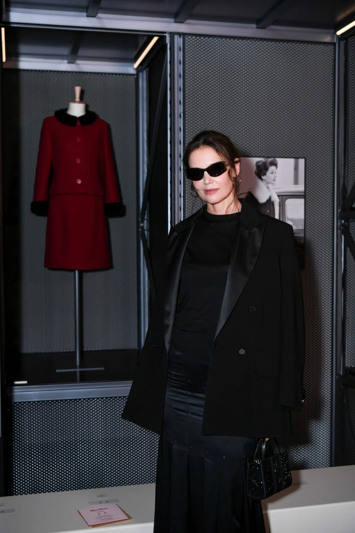 Katie Holmes posa no desfile de moda Max Mara em Xangai