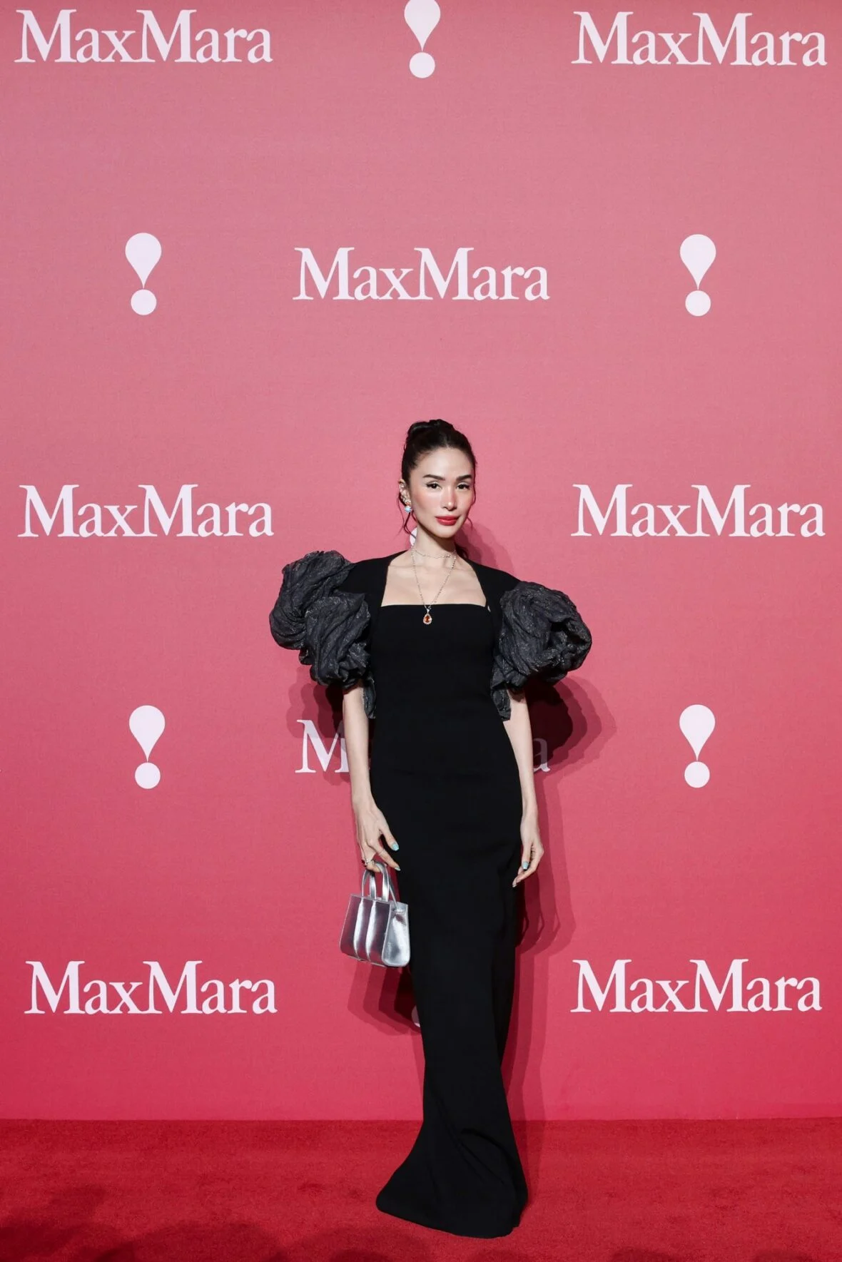 Heart Evangelista posa no desfile Max Mara em Xangai
