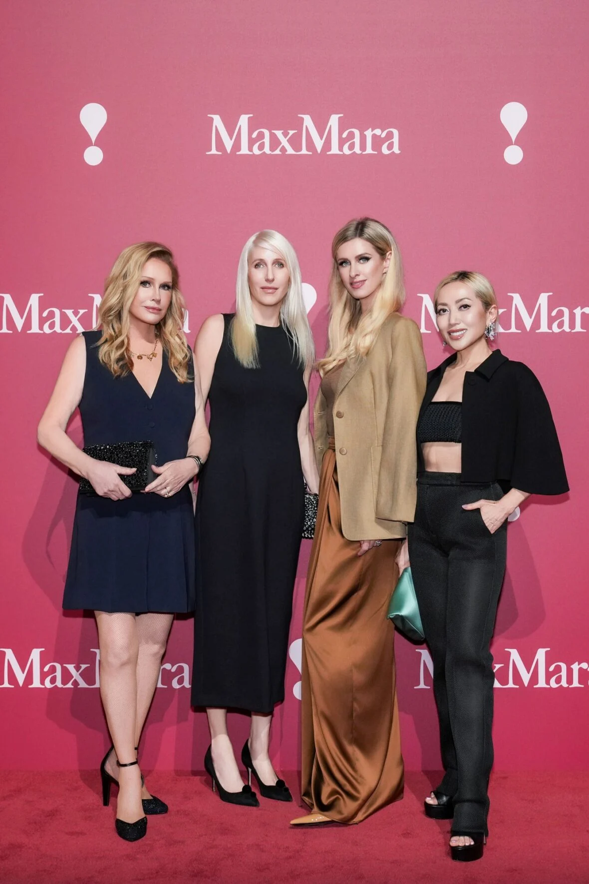 Kathy e Nicky Hilton posam no desfile de moda Max Mara em Xangai