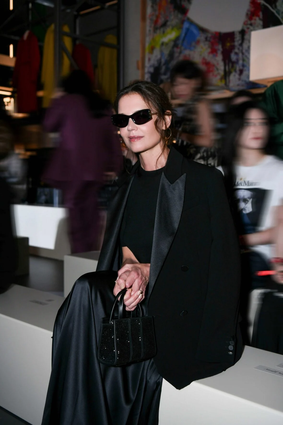 Katie Holmes posa no desfile de moda Max Mara em Xangai