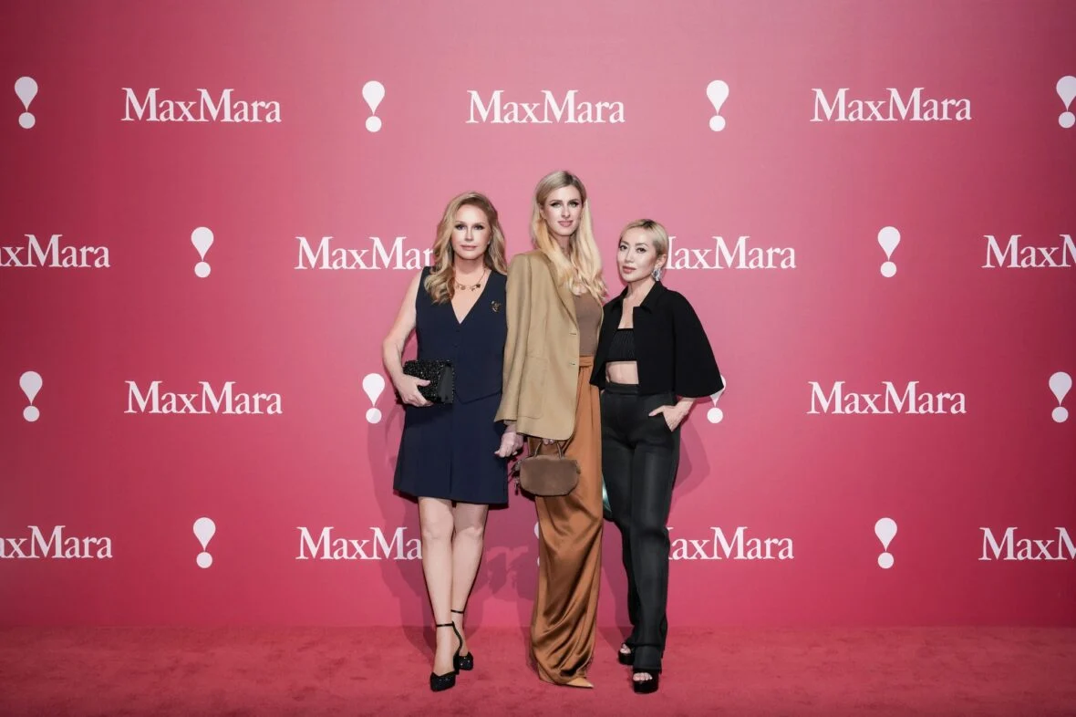 Kathy e Nicky Hilton posam no desfile de moda Max Mara em Xangai
