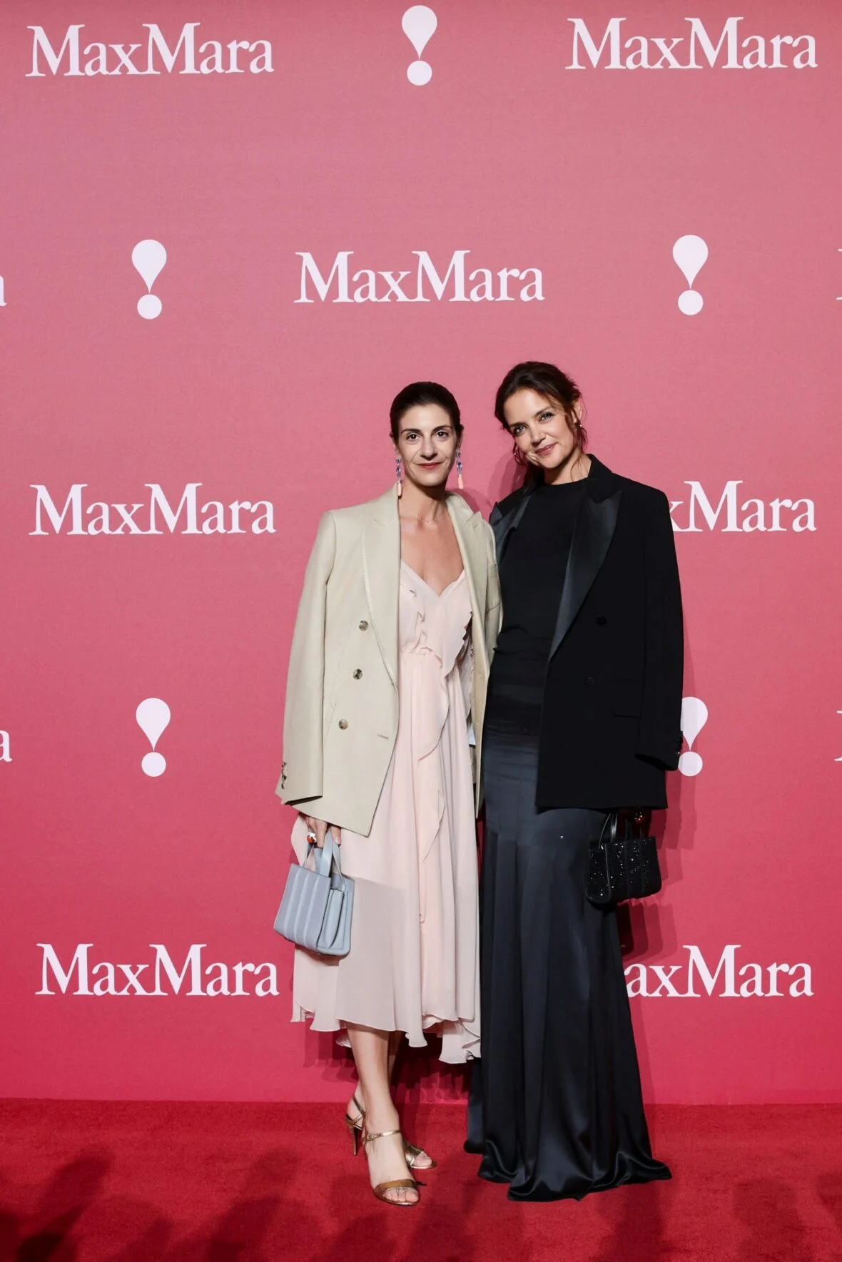 Katie Holmes posa no desfile de moda Max Mara em Xangai
