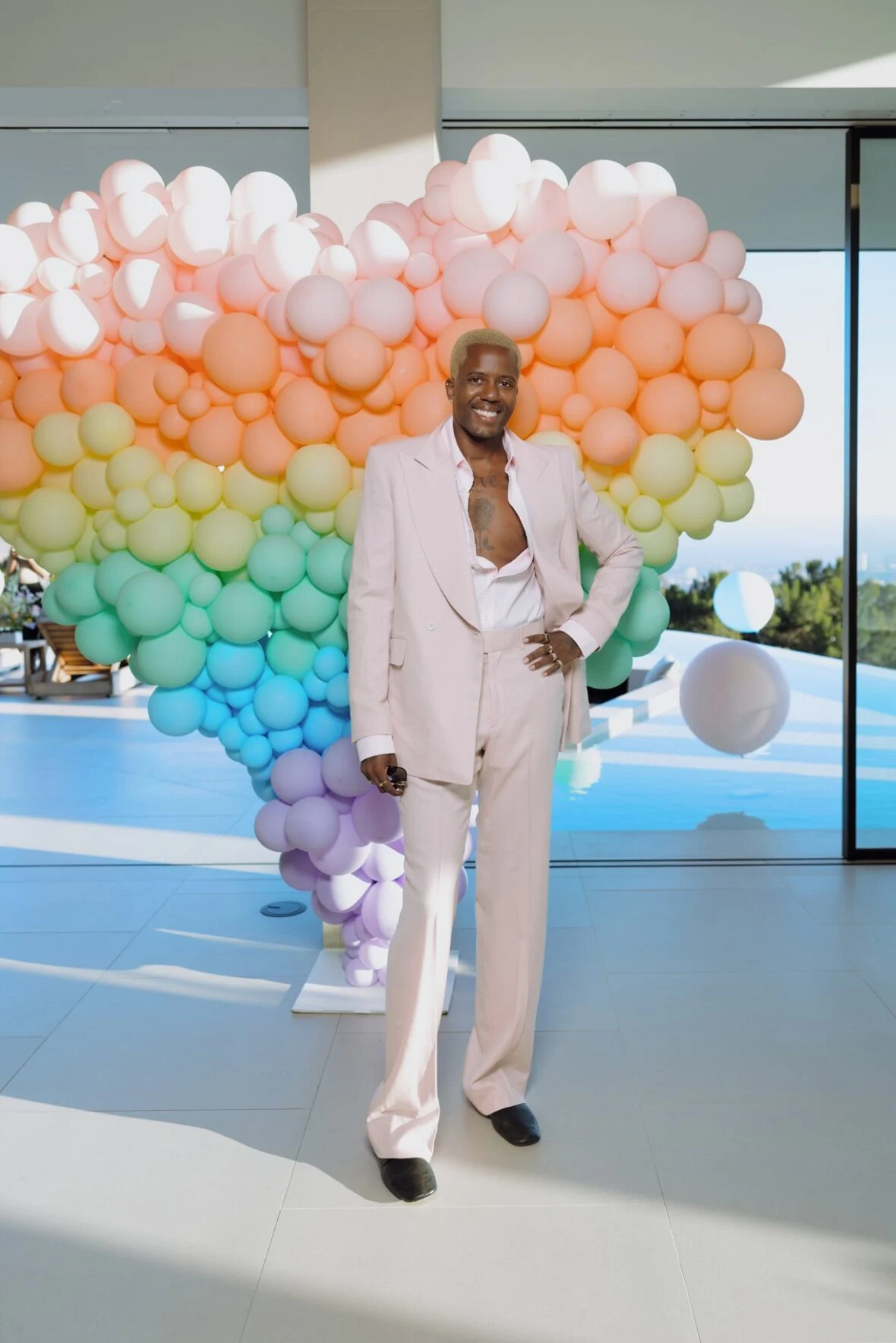 Celebridades participam do jantar WeMatter Pride oferecido por Vas J Morgan e Lucy Guo