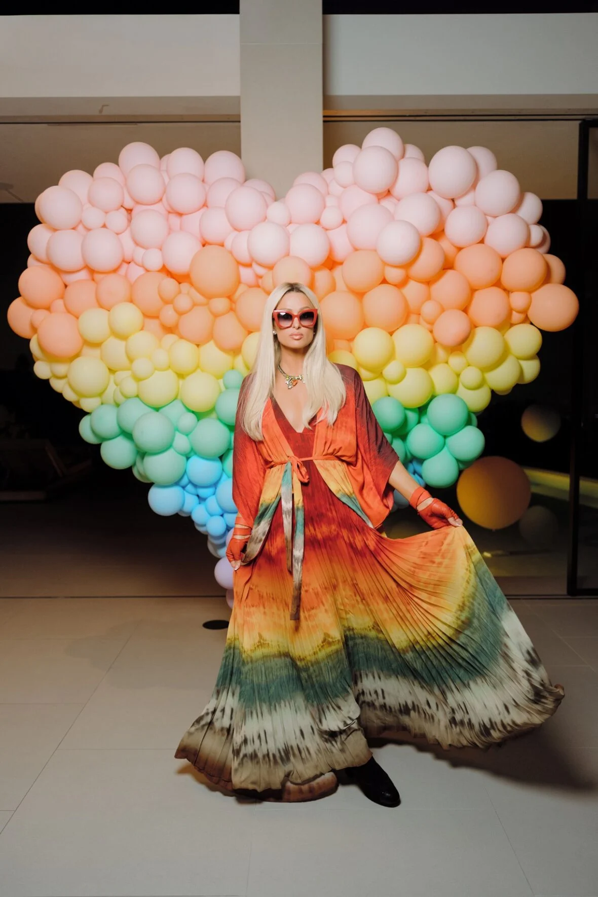 Celebridades participam do jantar WeMatter Pride oferecido por Vas J Morgan e Lucy Guo