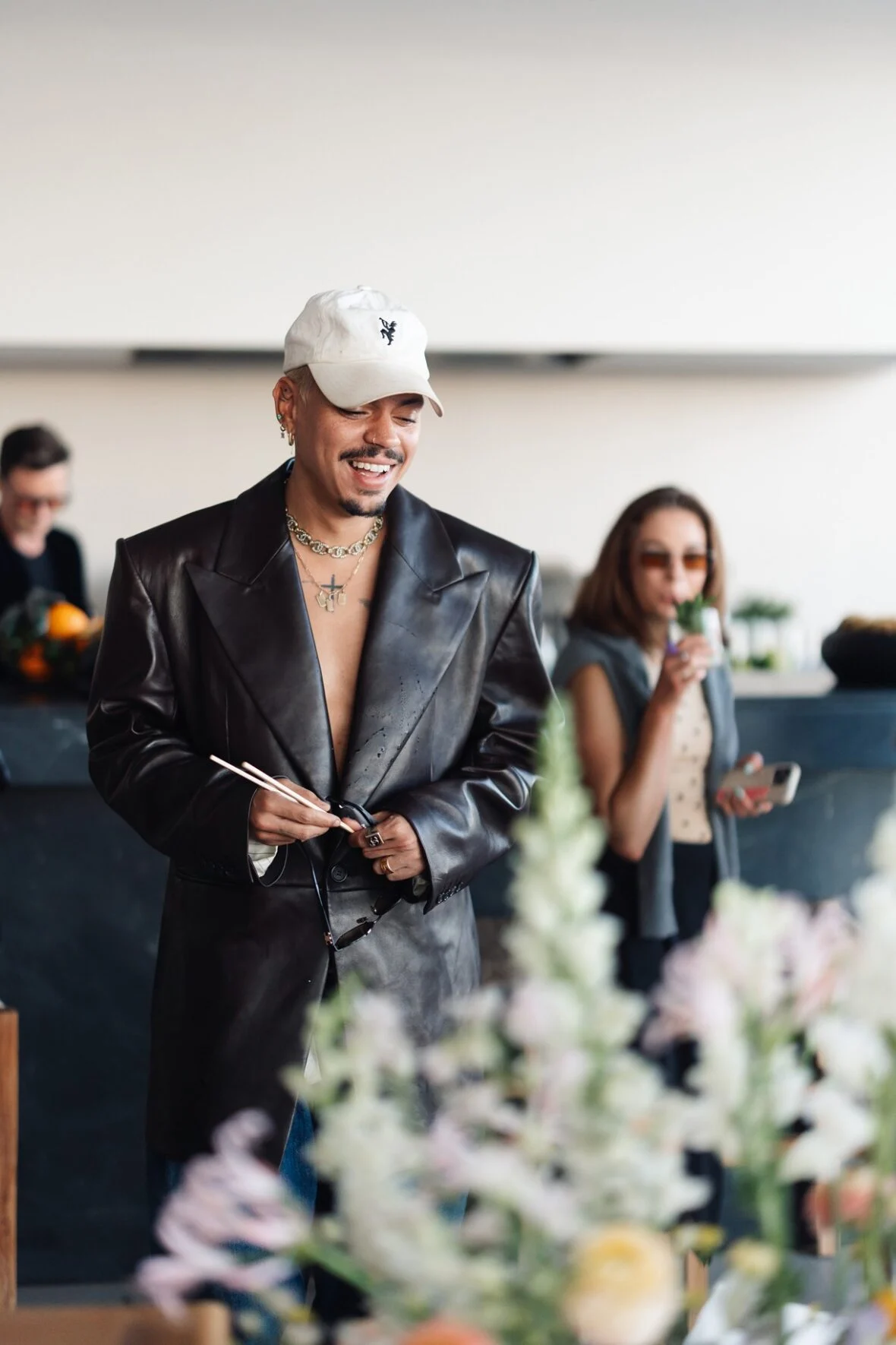 Celebridades participam do jantar WeMatter Pride oferecido por Vas J Morgan e Lucy Guo