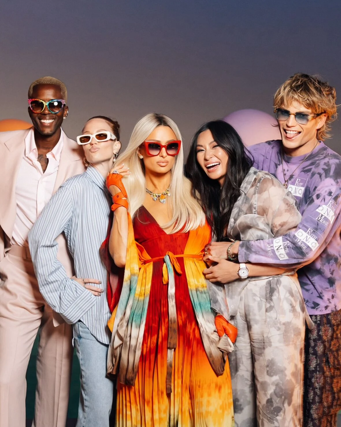 Celebridades participam do jantar WeMatter Pride oferecido por Vas J Morgan e Lucy Guo