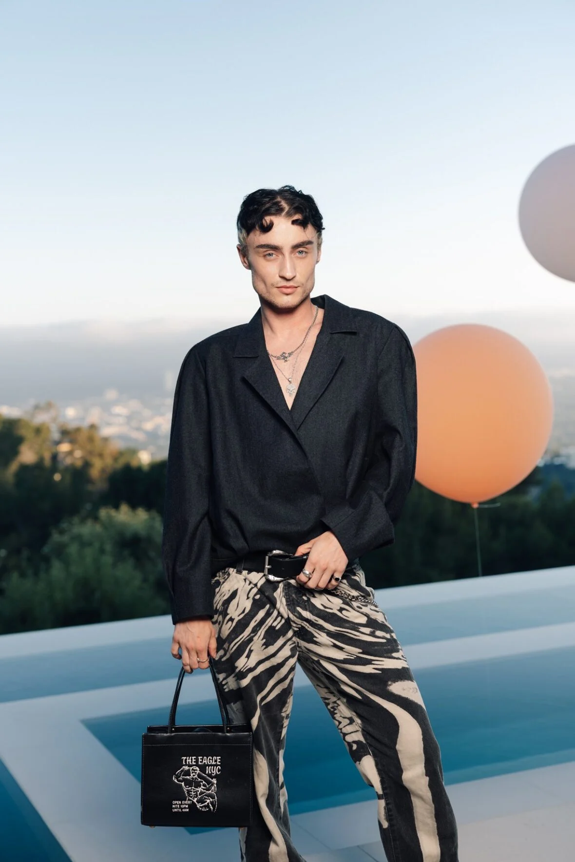 Celebridades participam do jantar WeMatter Pride oferecido por Vas J Morgan e Lucy Guo