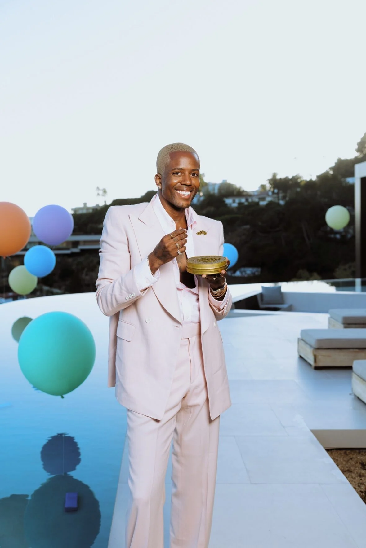 Celebridades participam do jantar WeMatter Pride oferecido por Vas J Morgan e Lucy Guo