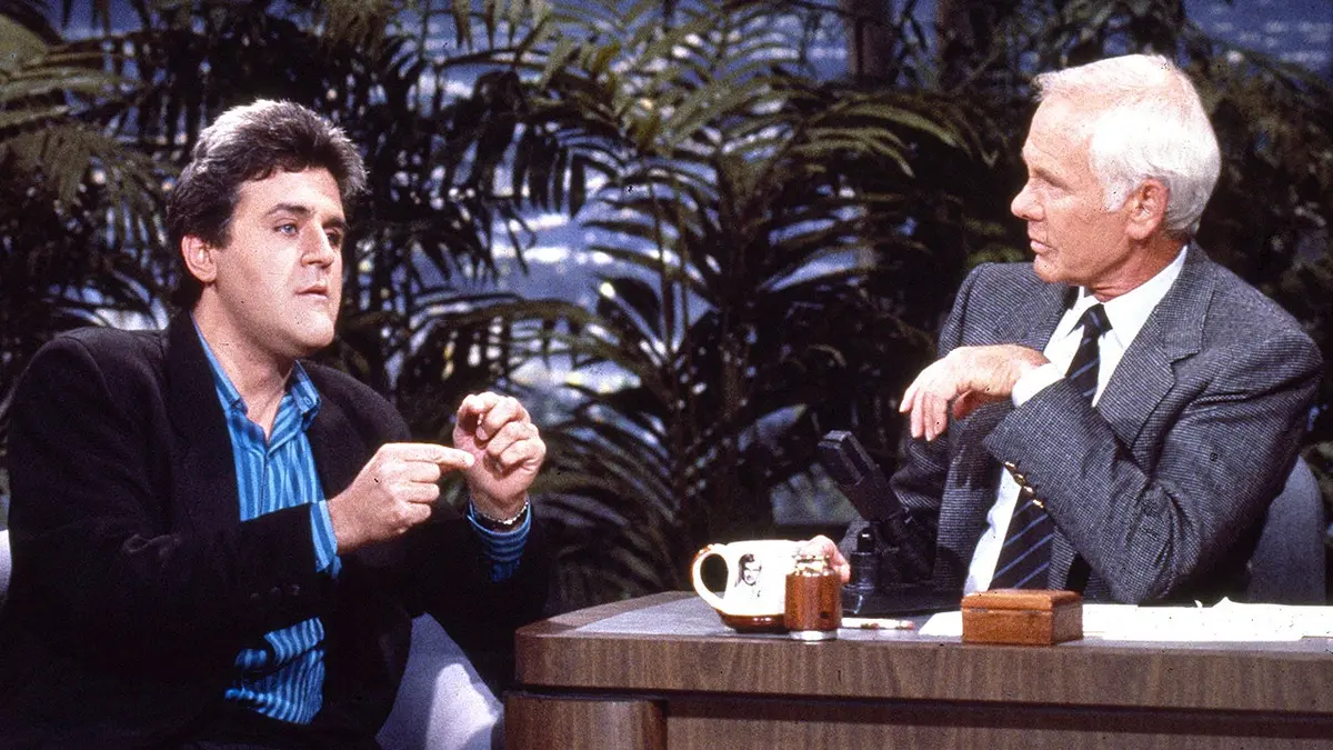 Jay Leno speaks with Johnny Carson during 'Tonight Show' interview.