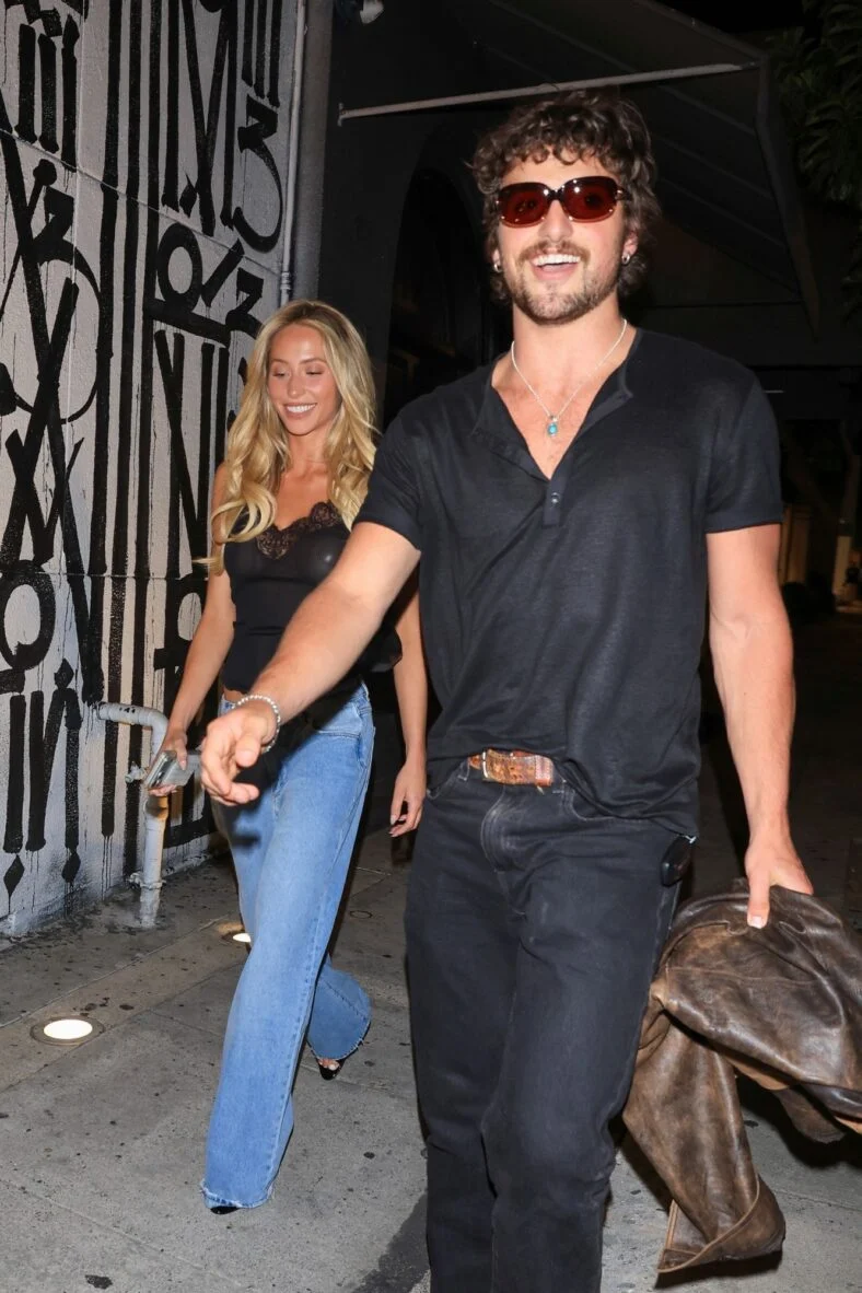 Alix Earle e Benson Boone jantam no WeHo