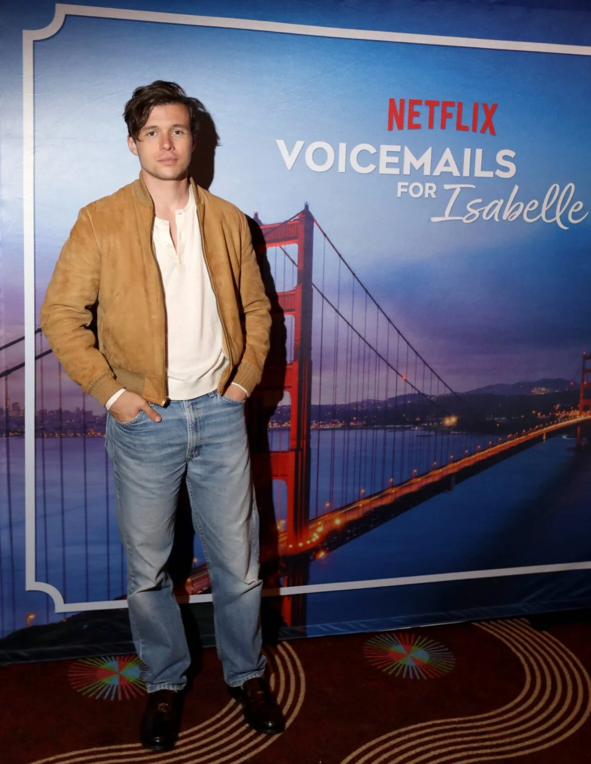 Nick Robinson e Zoey Deutch em mensagens de voz para exibição de Isabelle