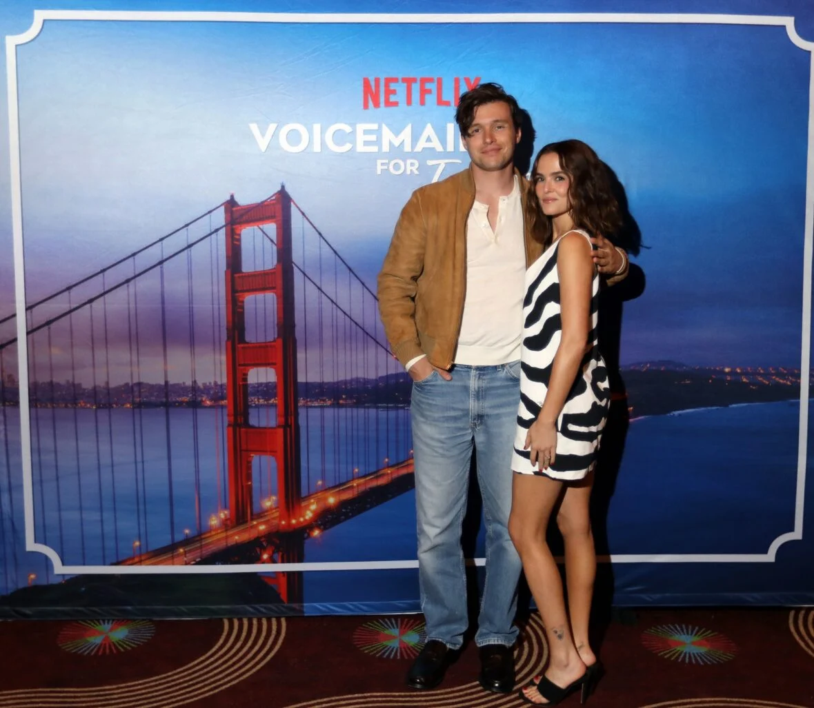 Nick Robinson e Zoey Deutch em mensagens de voz para exibição de Isabelle