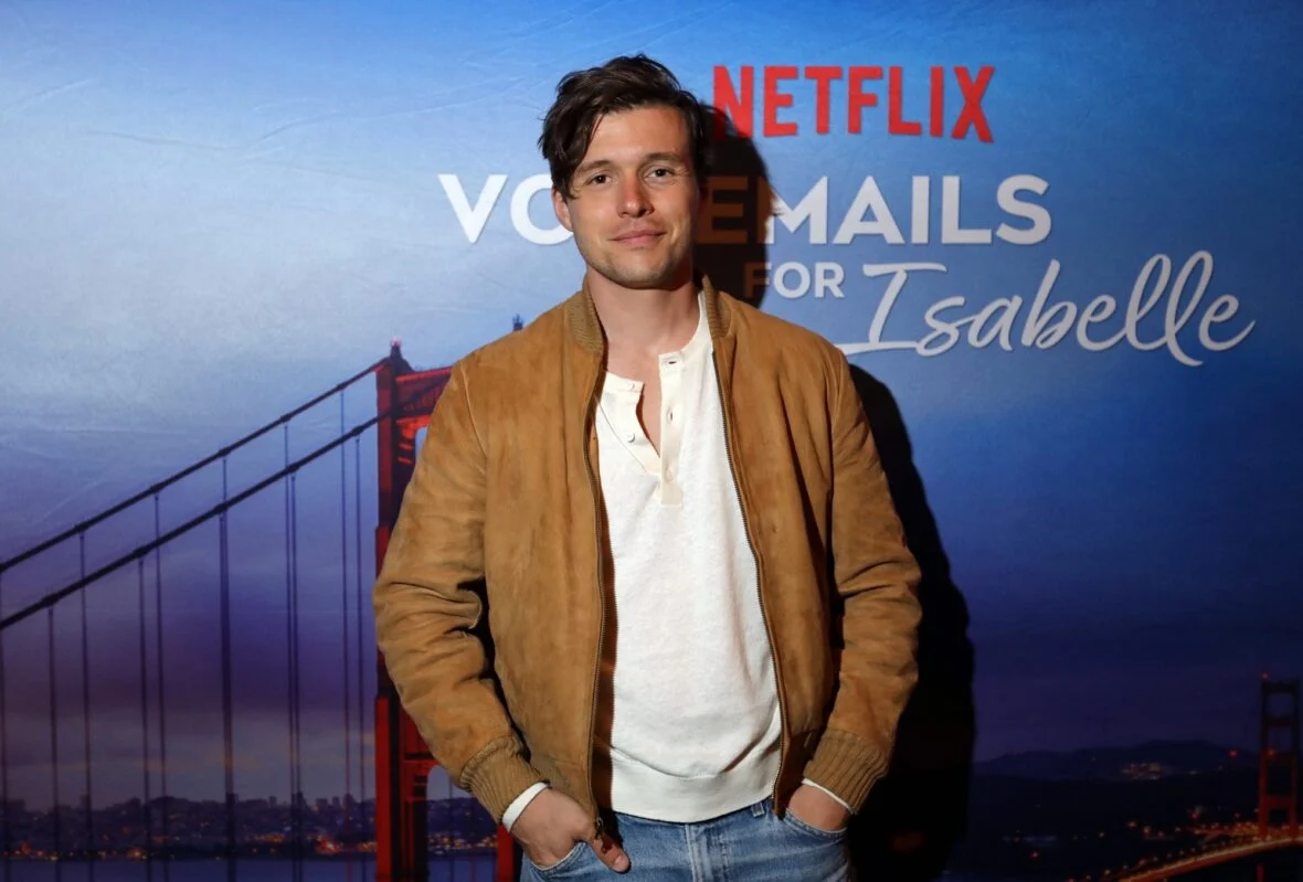 Nick Robinson e Zoey Deutch em mensagens de voz para exibição de Isabelle