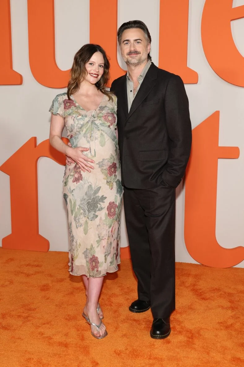 Dylan O'Brien e Sarah Ramos na estreia do filme Little Brother e depois da festa
