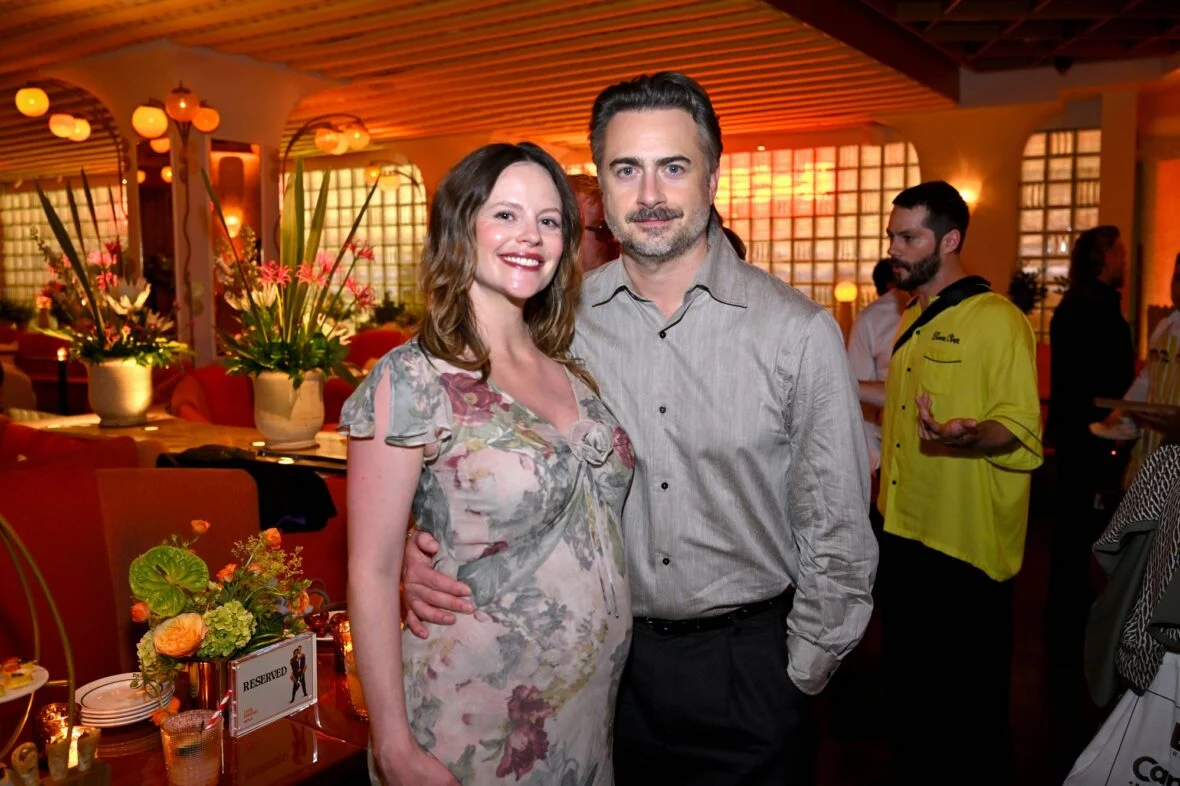 Dylan O'Brien e Sarah Ramos na estreia do filme Little Brother e depois da festa