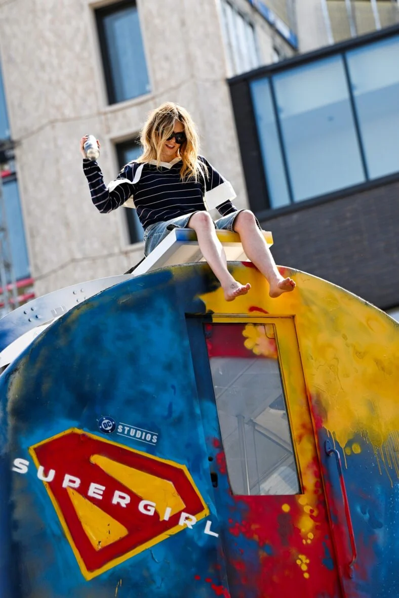 Elenco de Supergirl, incluindo Milly Alcock, participa de sessão fotográfica em Londres
