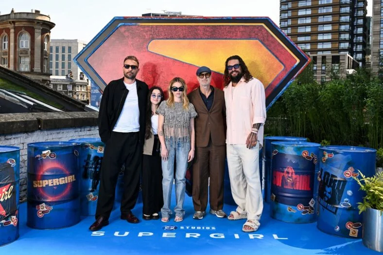 Elenco de Supergirl, incluindo Milly Alcock, participa de sessão fotográfica em Londres