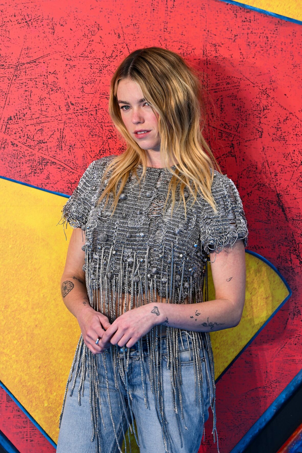 Elenco de Supergirl, incluindo Milly Alcock, participa de sessão fotográfica em Londres