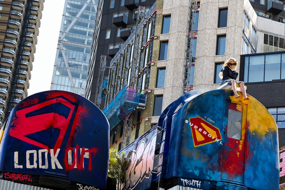 Elenco de Supergirl, incluindo Milly Alcock, participa de sessão fotográfica em Londres