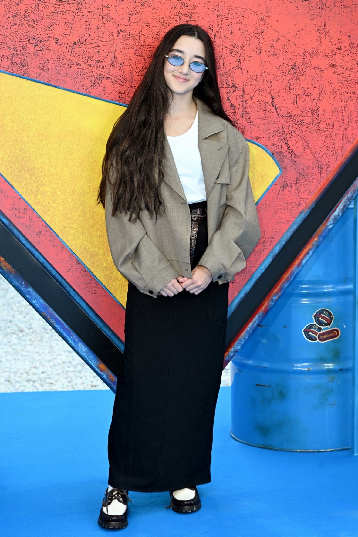 Elenco de Supergirl, incluindo Milly Alcock, participa de sessão fotográfica em Londres