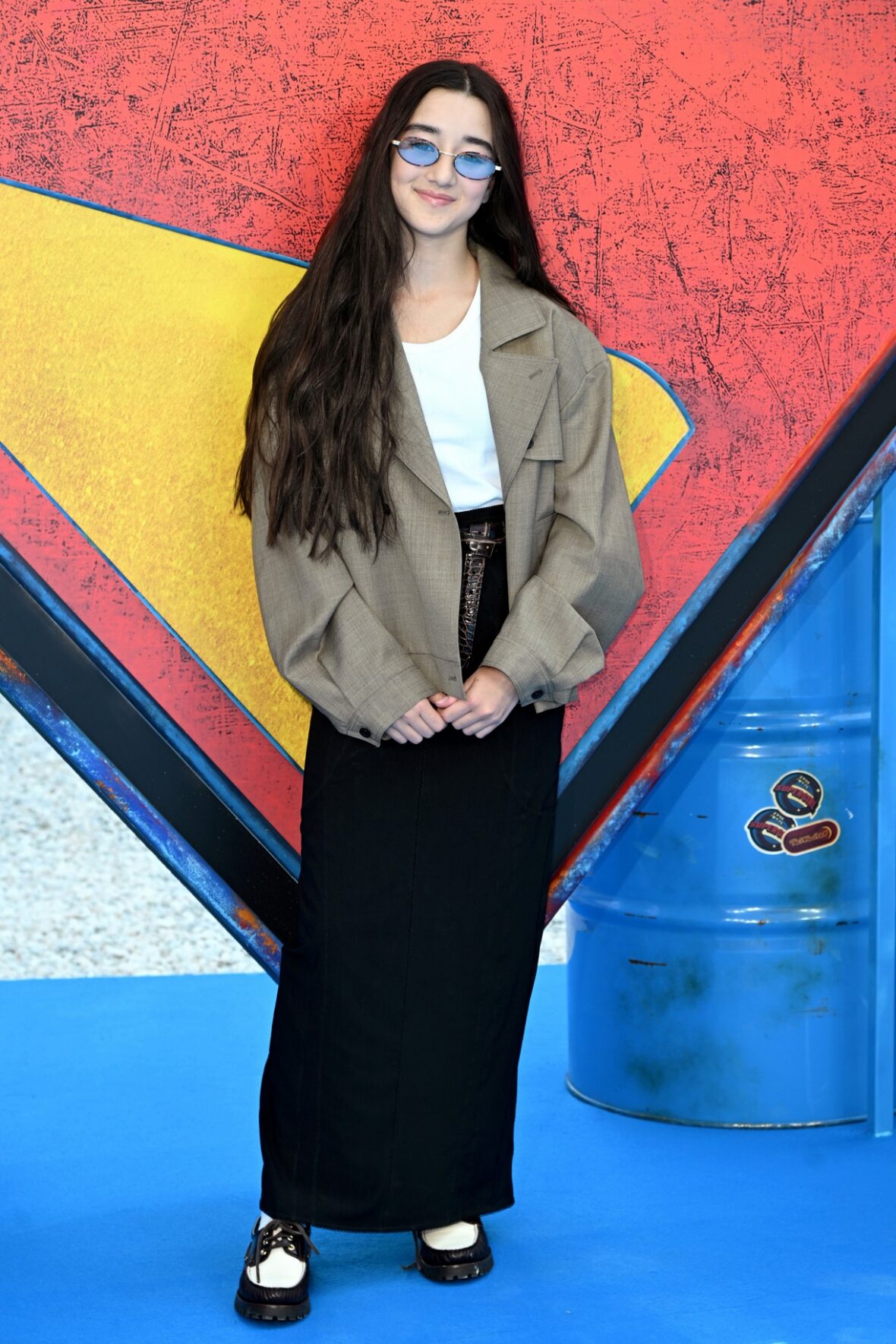 Elenco de Supergirl, incluindo Milly Alcock, participa de sessão fotográfica em Londres