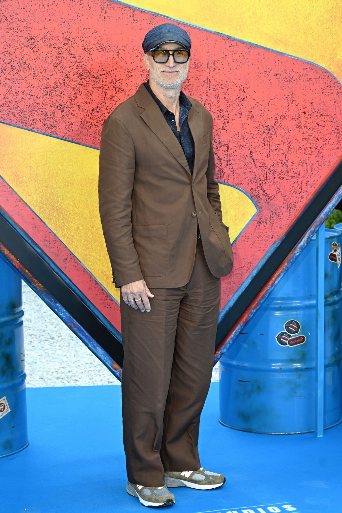 Elenco de Supergirl, incluindo Milly Alcock, participa de sessão fotográfica em Londres