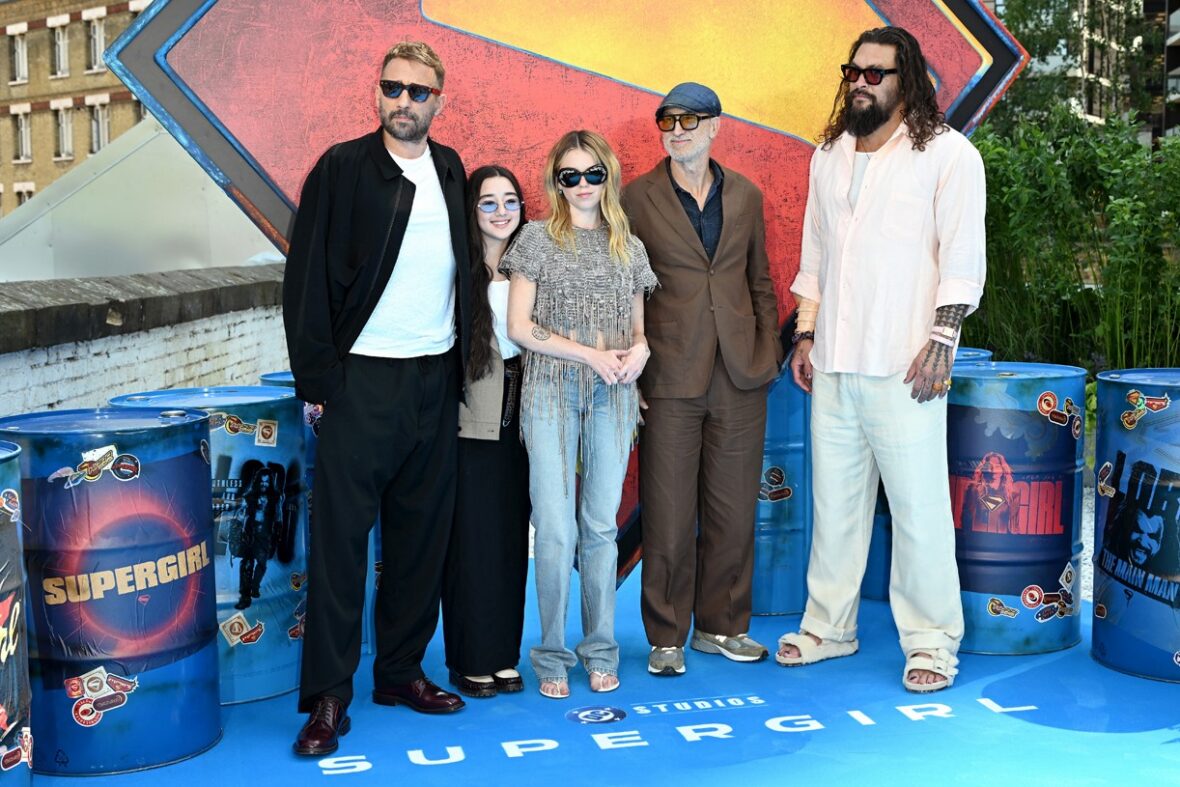 Elenco de Supergirl, incluindo Milly Alcock, participa de sessão fotográfica em Londres