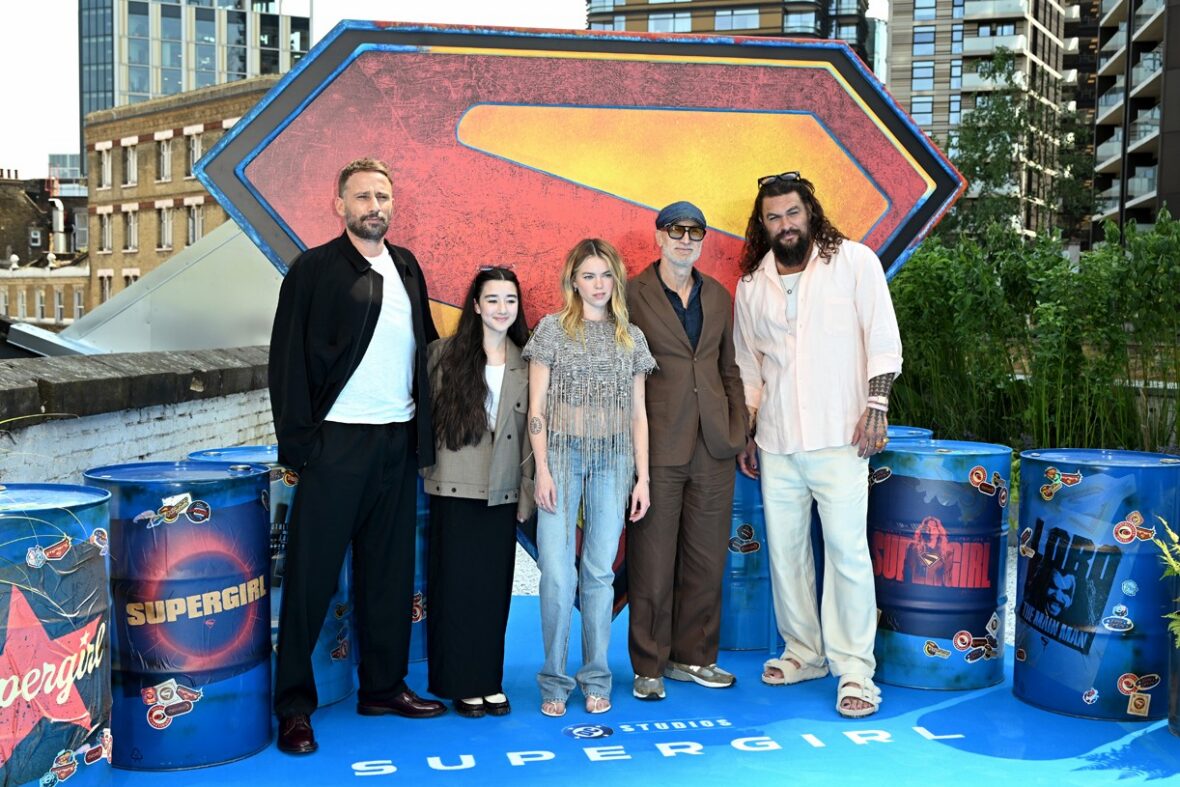 Elenco de Supergirl, incluindo Milly Alcock, participa de sessão fotográfica em Londres