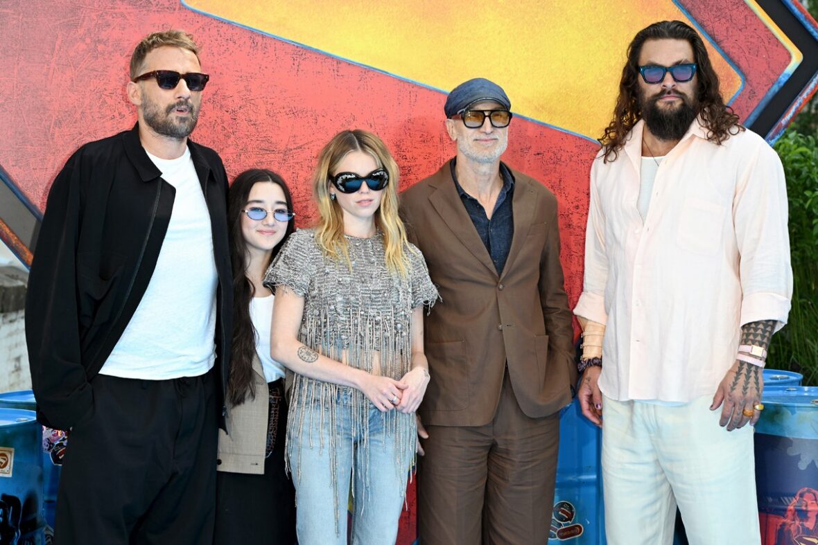 Elenco de Supergirl, incluindo Milly Alcock, participa de sessão fotográfica em Londres