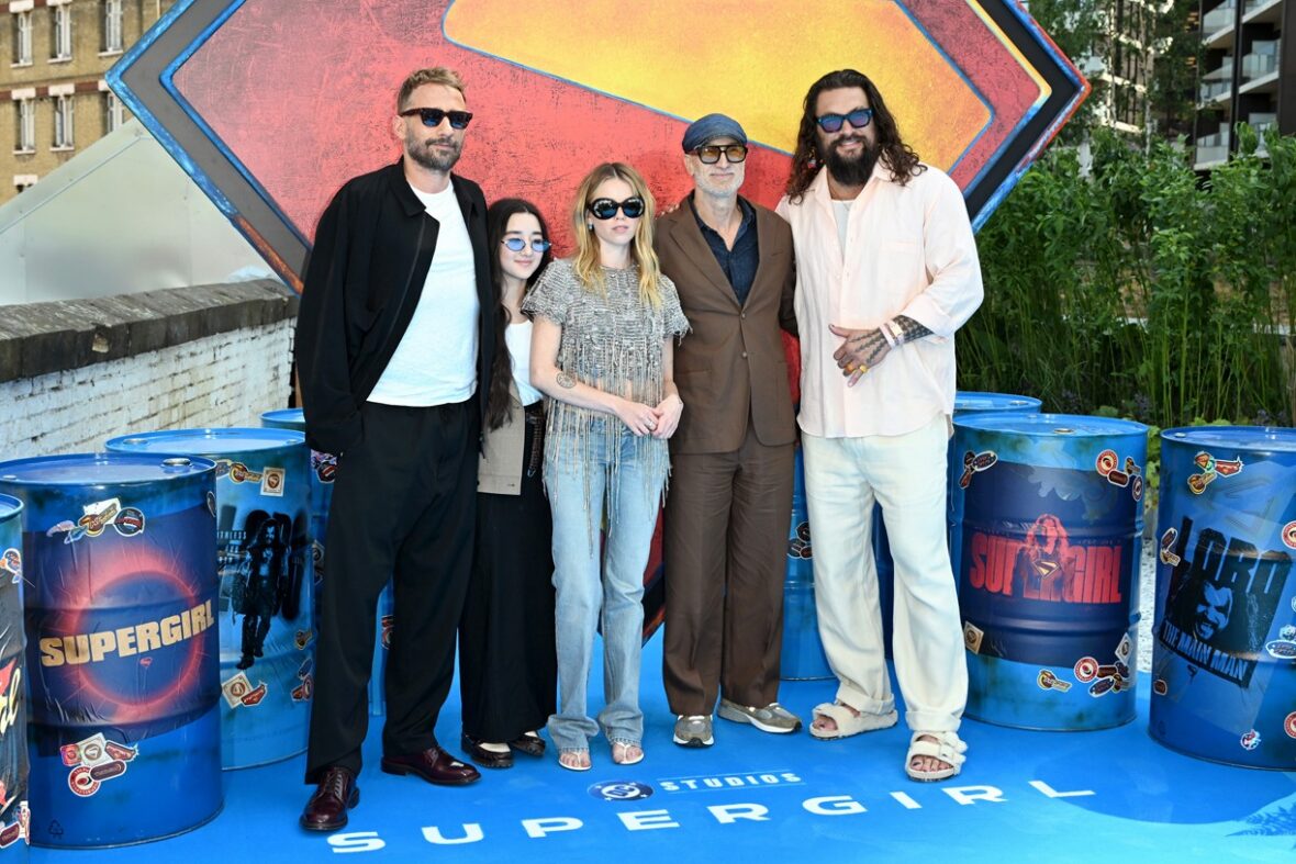 Elenco de Supergirl, incluindo Milly Alcock, participa de sessão fotográfica em Londres